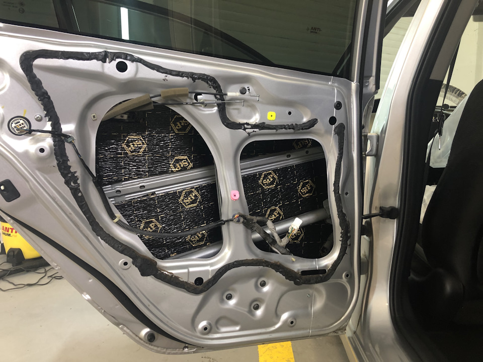 Вторым слоем наклеен StP Accent Premium 10 — Honda Civic 4D (8G)