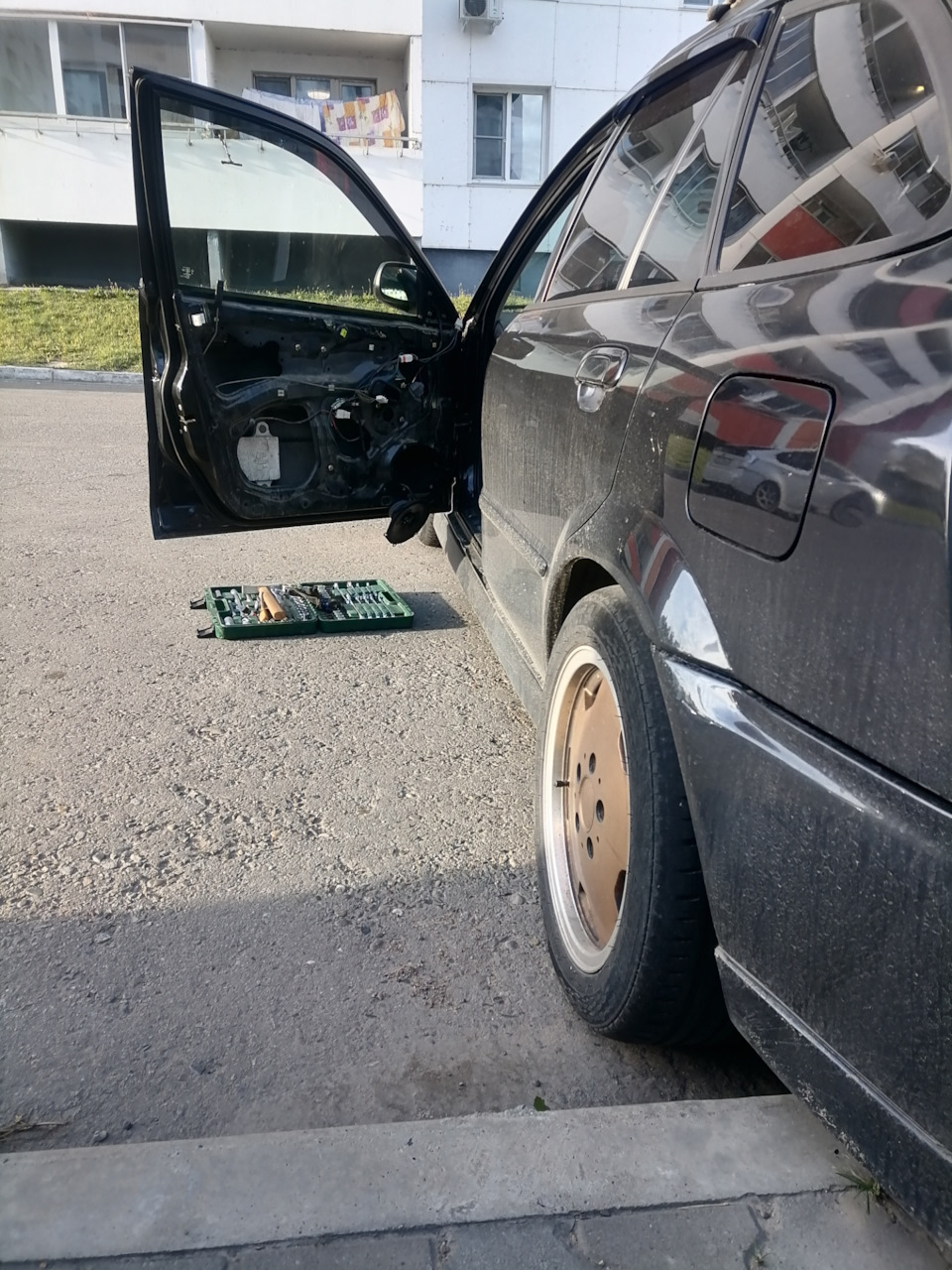 Тут уже 3 дверь заканчиваю — Mazda Familia (BJ)