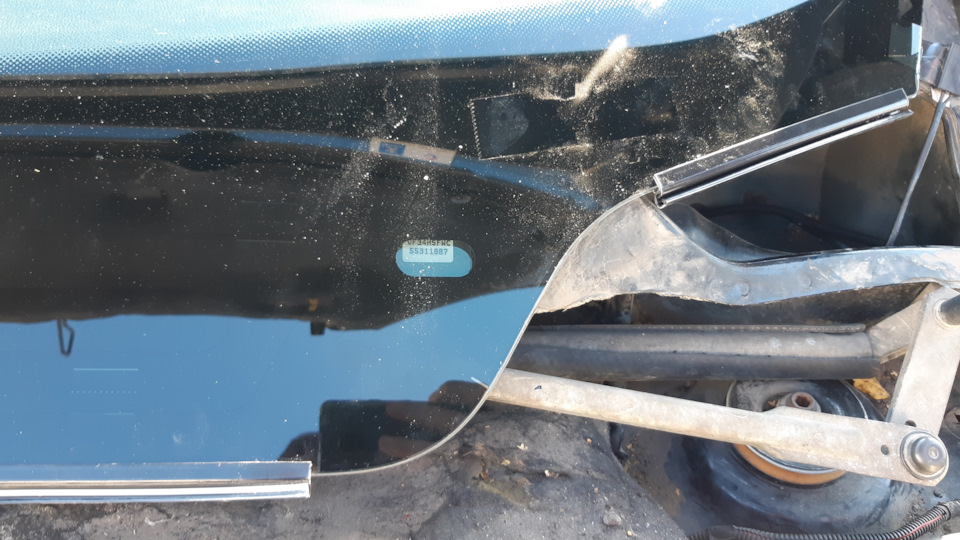 крепления приехали не все 🤦♂️, не достоюшие позаимствовал со старого стекла, крепления на новом стекле не приклены. — Peugeot 308 SW (1G)