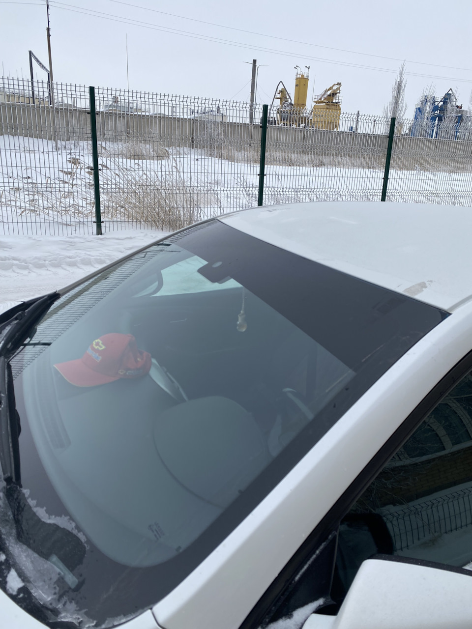 Вид на полоску тонировки снаружи, не обращайте внимания на остатки скотча на стекле и крыше, это все моя лень, что то я совсем обленился и как то впадлу стоять и оттирать бензином или солярой остатки скотча, само со временем отвалится) — Chevrolet Malibu (8G)
