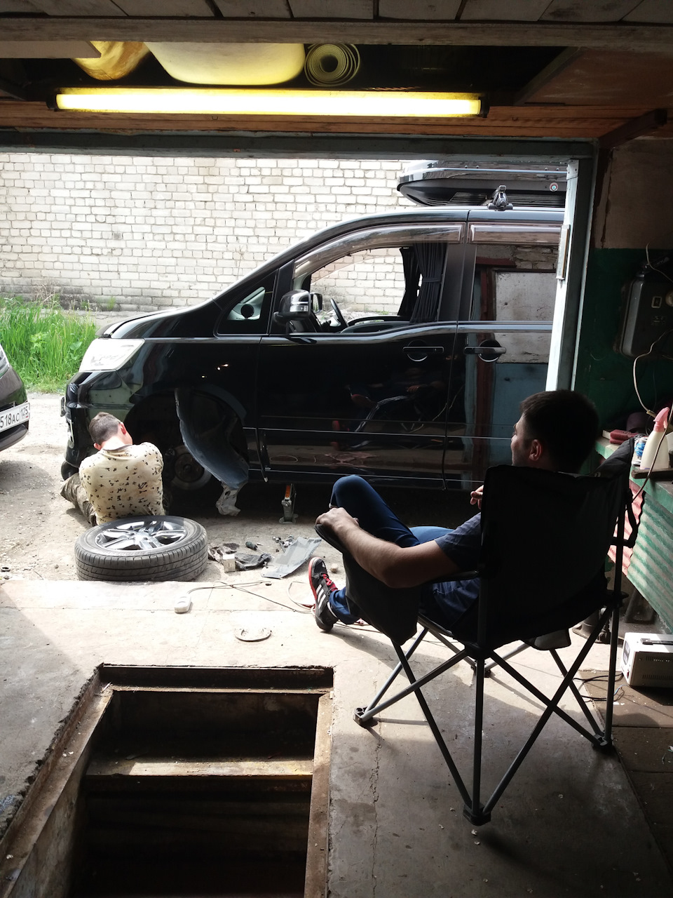 Санек меняет мне фильтр 🙈😅😆😆 — Nissan Serena Mk III (C25)