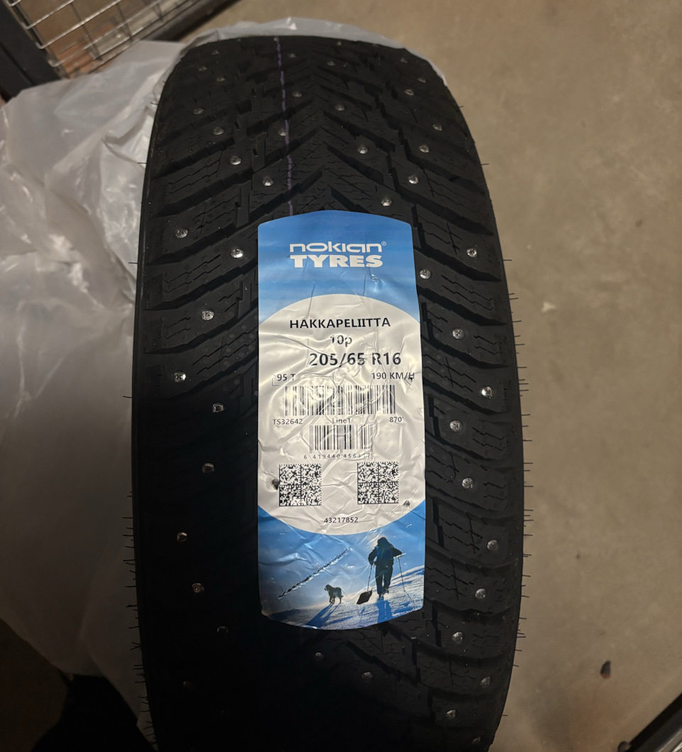 Шины Nokian Tyres Hakkapeliitta 10p — Toyota Camry (XV70). Запчасти на фото: Nokian Tyres Hakkapeliitta 10p 205/65R16