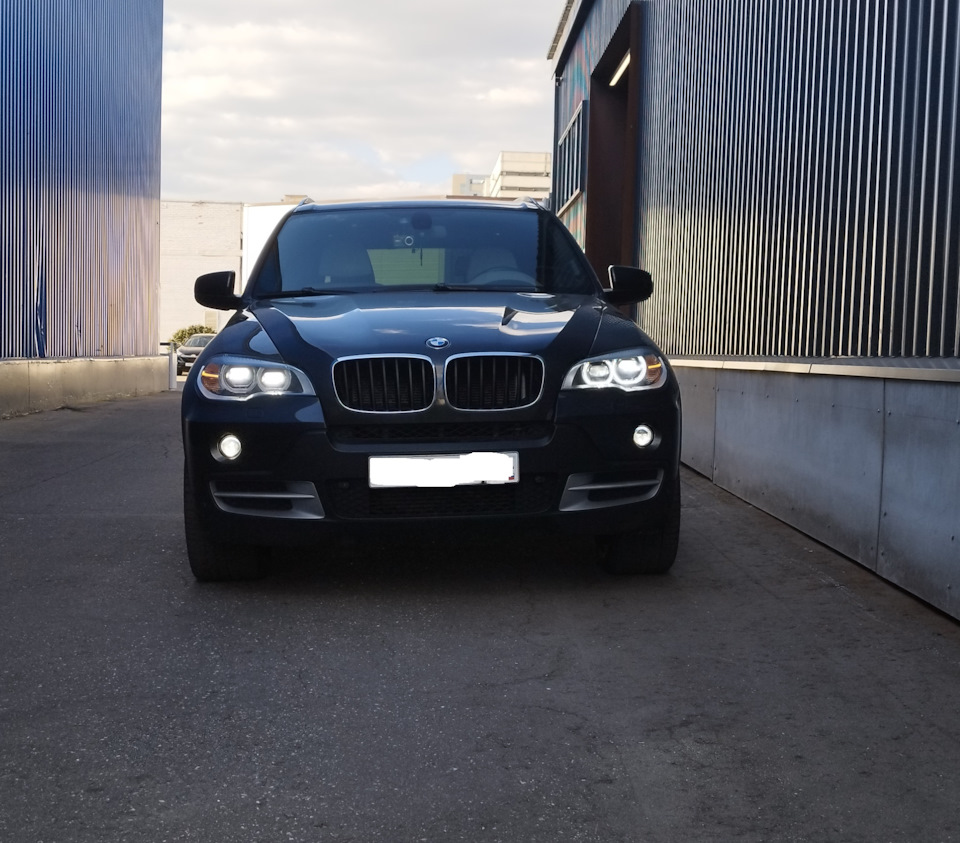 С включёнными туманками — BMW X5 (E70)