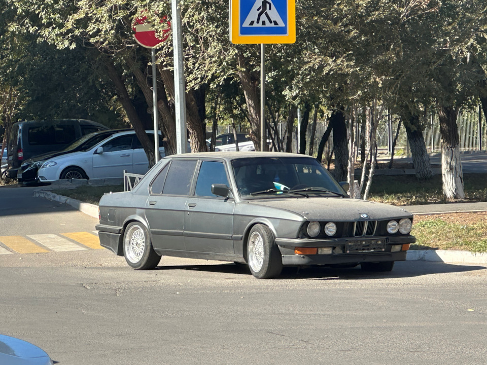 Брошенки Астаны — BMW 5 series (E34)