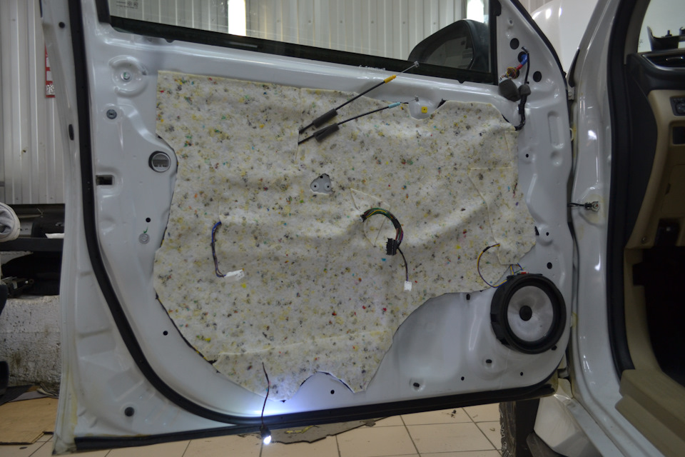 Шумоизоляция поверх вибро — Mitsubishi Pajero Sport (3G)