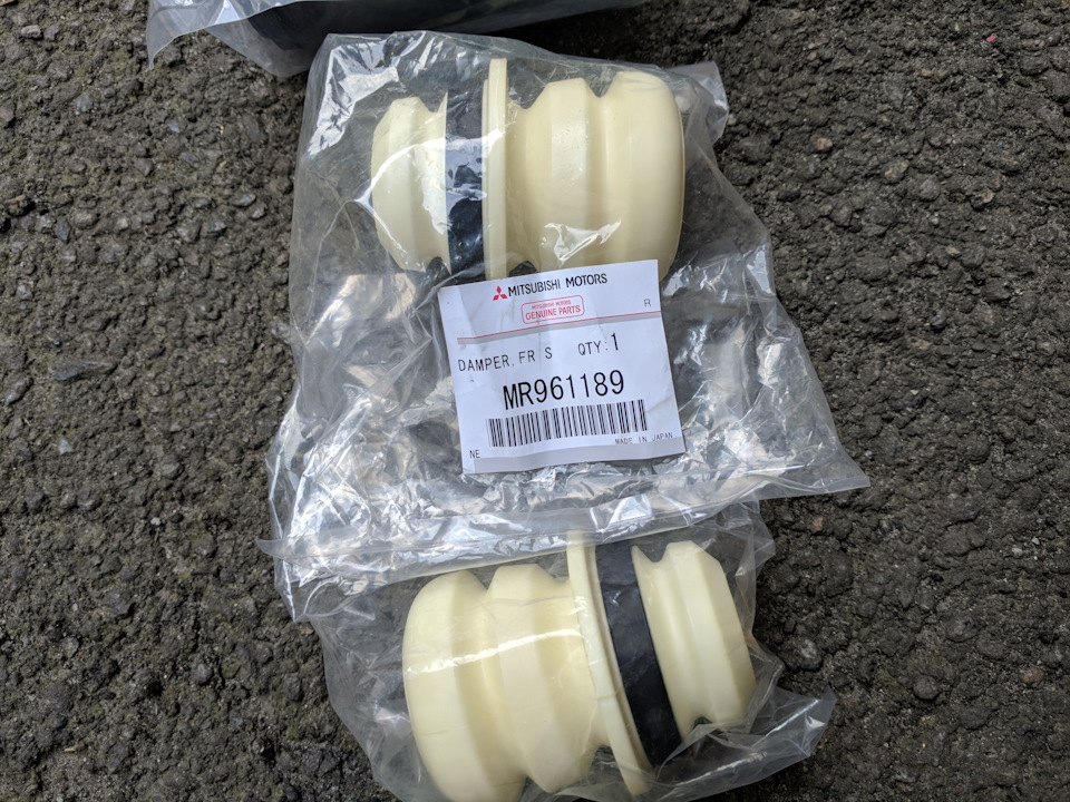 Отбойник переднего амортизатора Mitsubishi MR961189 — Mitsubishi Lancer IX. Запчасти на фото: MR961189