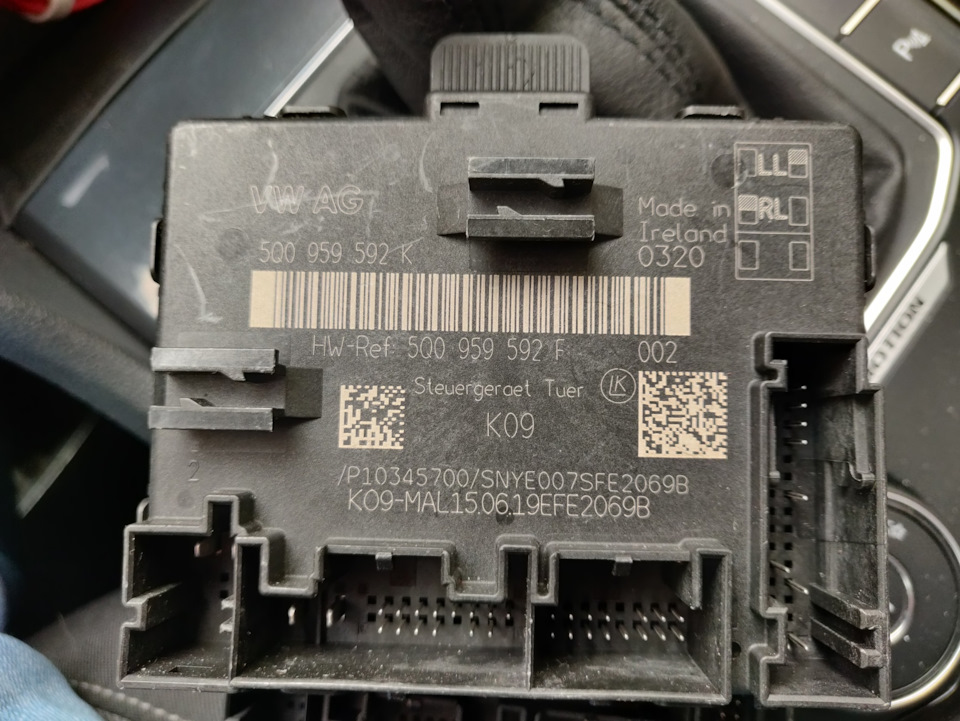 Фото в бортжурнале Volkswagen Tiguan (2G). Запчасти на фото: 5Q0959592K