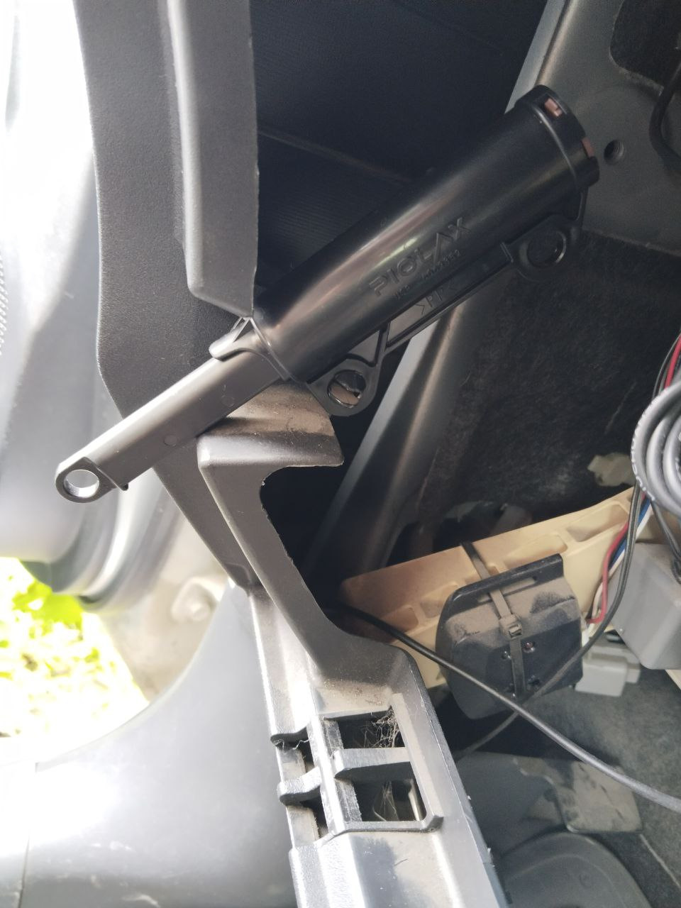 Установил на одно ухо. — Toyota Vitz (90)
