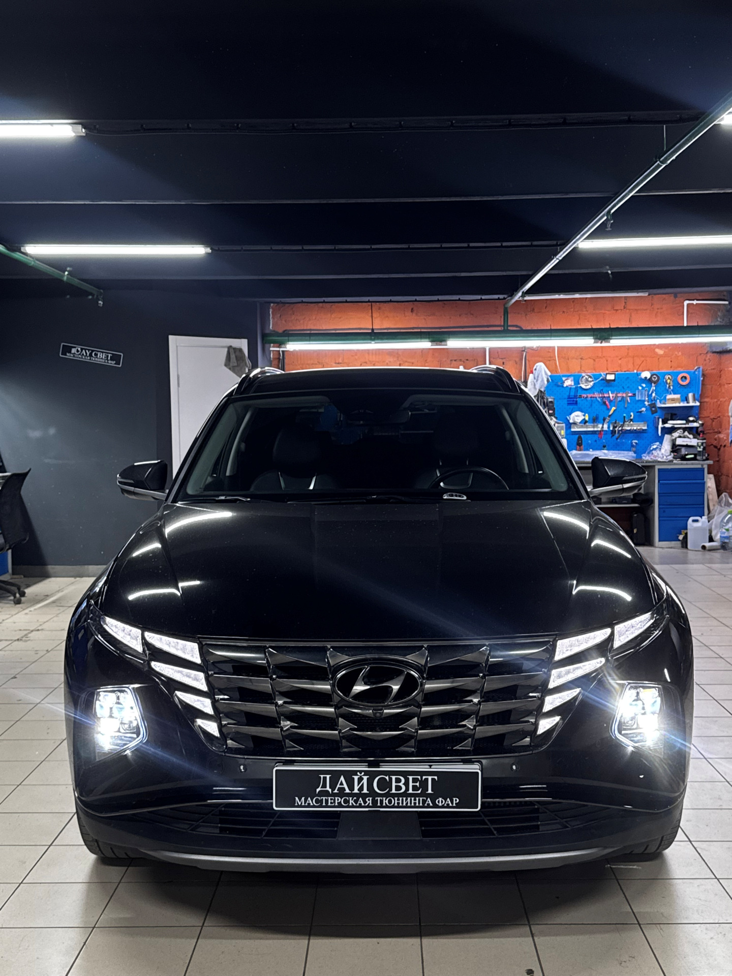Hyundai Tucson после установки восьми Bi-LED линз в ДАЙ СВЕТ