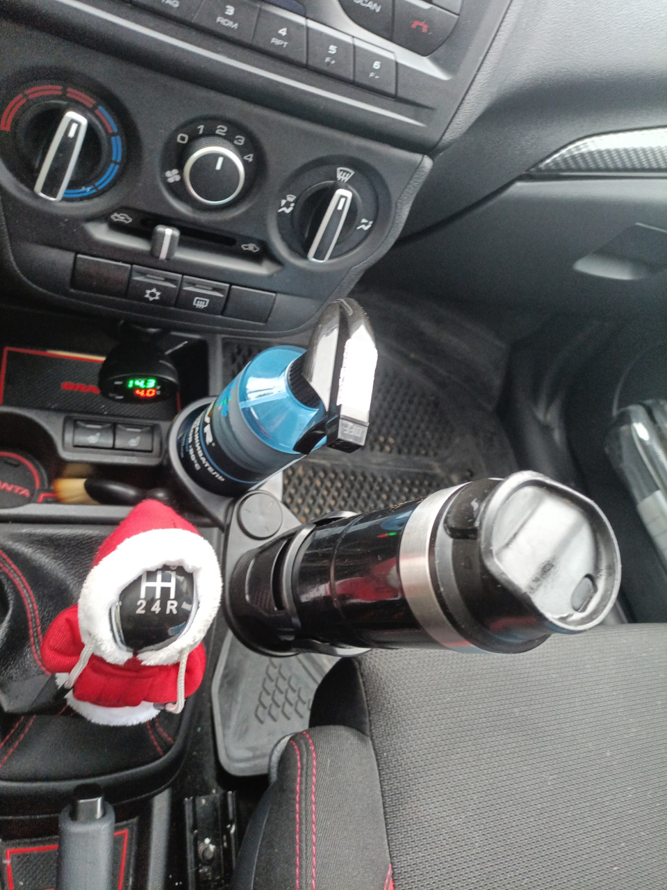 Термокружка, (и не только) теперь удобно стоит под рукой — Lada Гранта Drive Active
