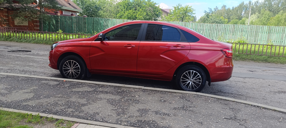 Из ворот дилера наша Веста выехала на литых дисках КиК Меандр 15 диаметра — Lada Vesta (1G)