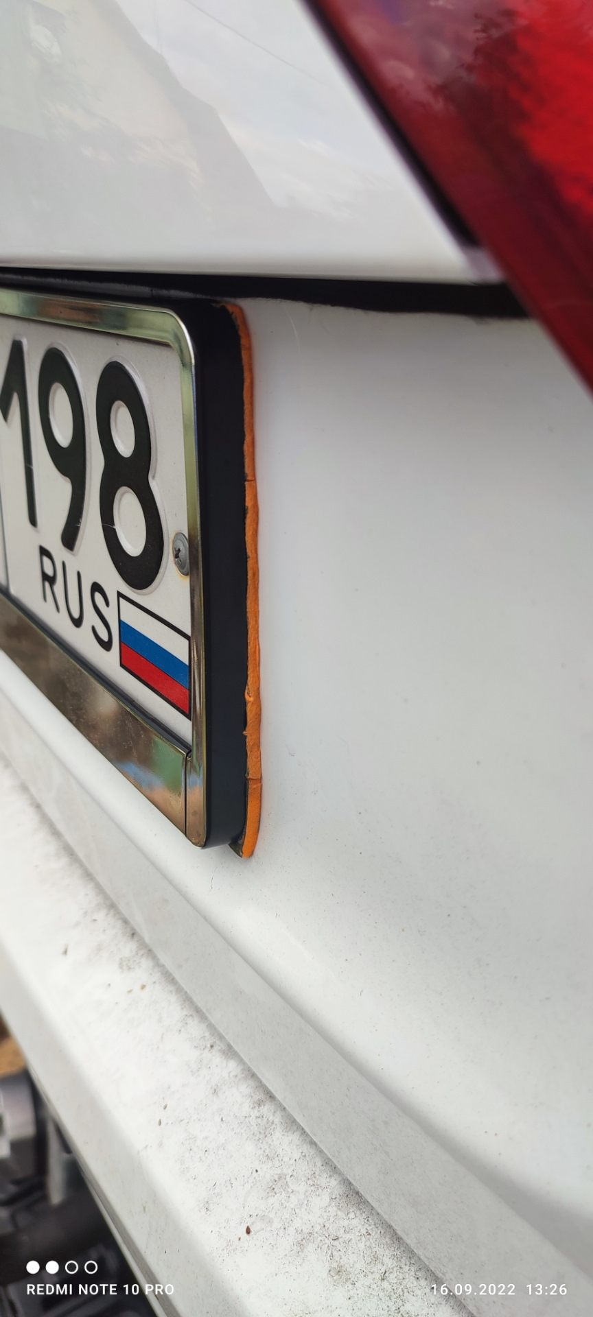 заодно до клеил спленом рамку — Lada Vesta (1G)