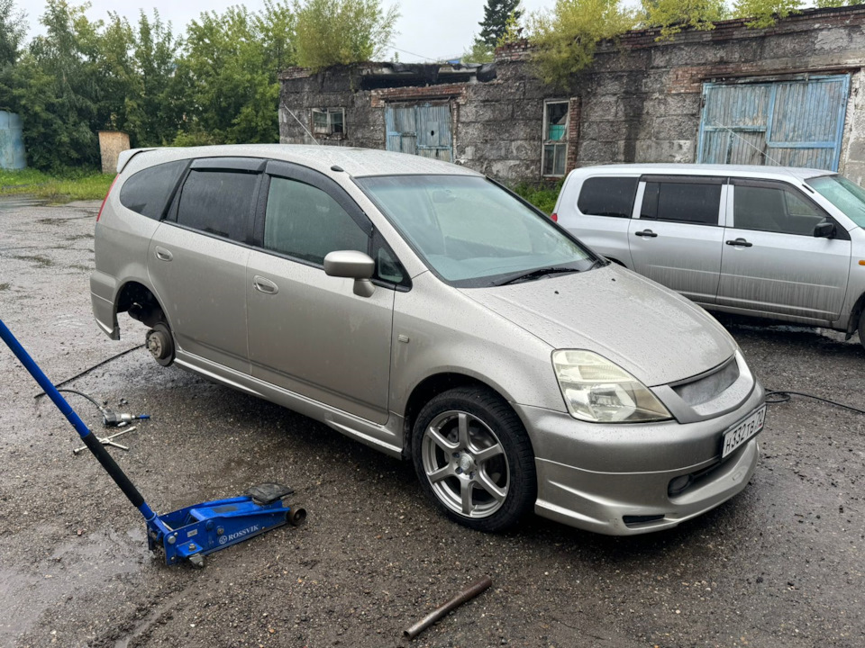 Фото в бортжурнале Honda Stream (RN1-5)