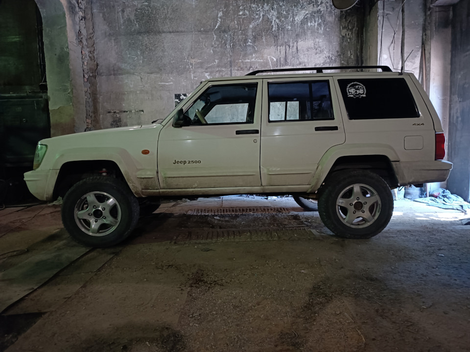 очень радует такой вид Китайца — Jeep Cherokee (XJ)