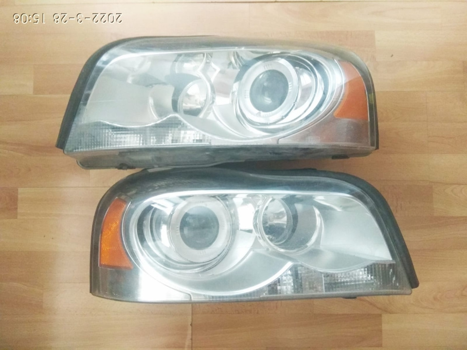 Общий вид фар ДО — Volvo XC90 (1G). Запчасти на фото: B2207