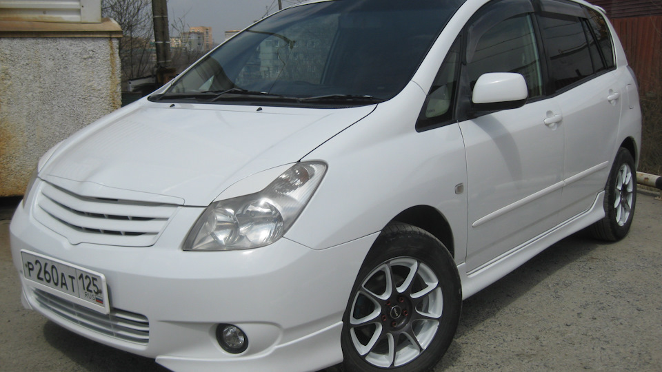 Toyota Corolla Spacio белый зайка