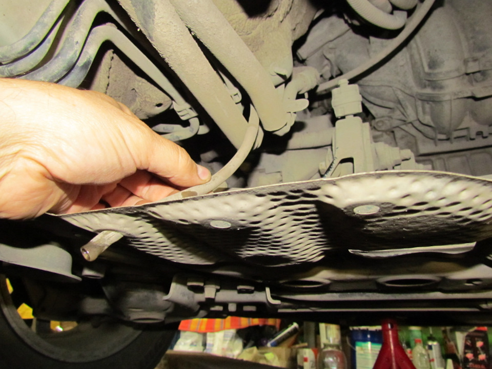 трубка для слива конденсата. Родная короткая и поэтому вся влага сливалась прямо в лонжерон… — Toyota Estima Hybrid