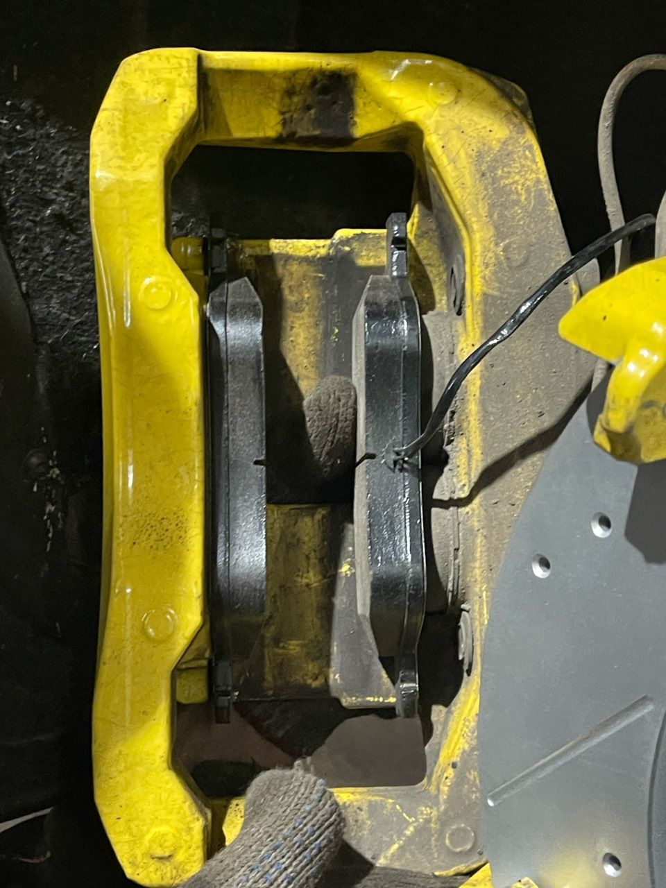 Ставим новые тормозные колодки от PowerStop — Audi A6 (C6)