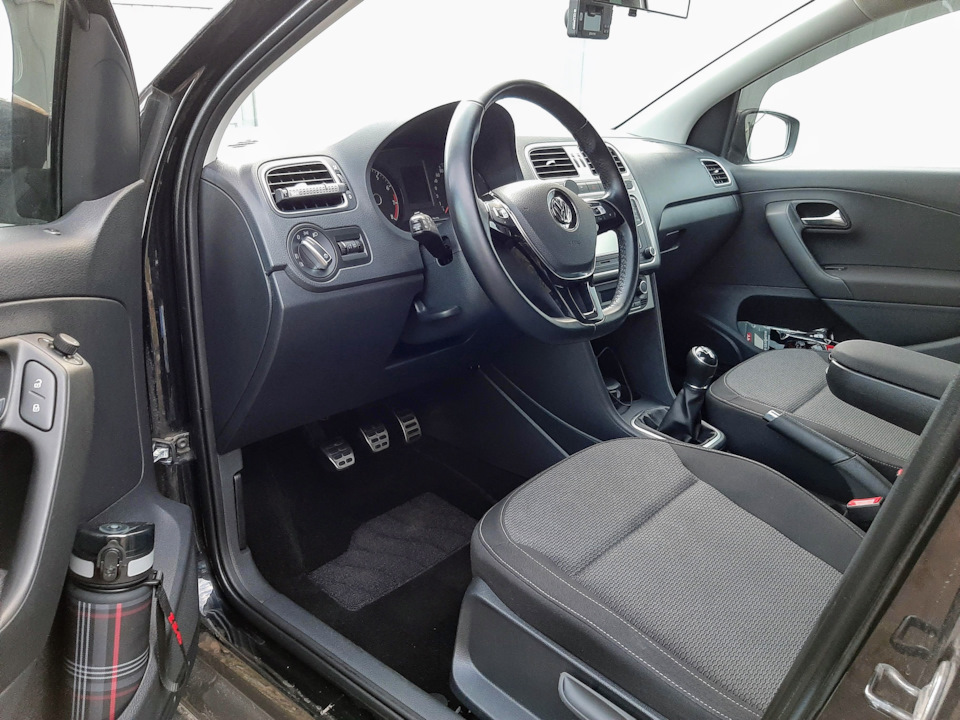 Даже и не верится, что у этого салона пробег почти 70 тысяч км. — Volkswagen Polo Sedan