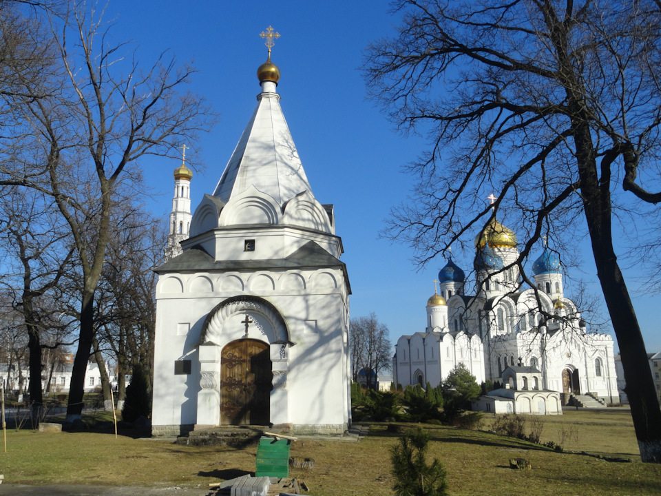 В 2002 году на территории Николо-Угрешского монастыря началось строительство храма-часовни во имя Страстей Господних. Возведение здания и фасадные работы были завершены в 2004 году. Малое освящение храма состоялось в июне 2010 года. — Skoda Rapid (1G)