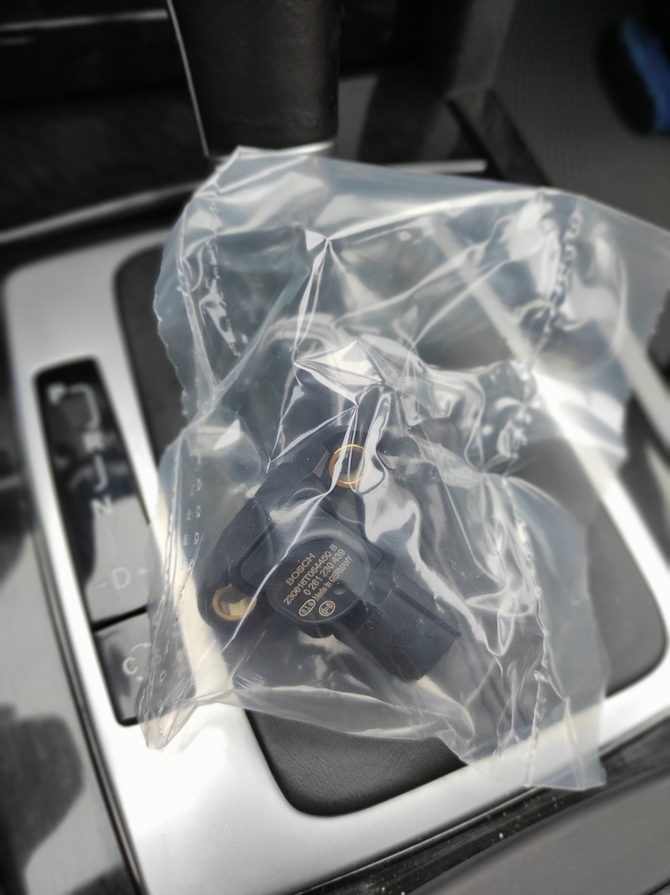 Bosch 0261230439 — Mercedes-Benz E-Class (W212). Запчасти на фото: 0261230439