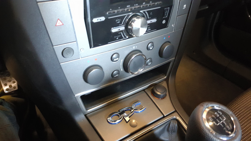 Полоса алюминия отделяющая полочку от блока климата — Opel Vectra C