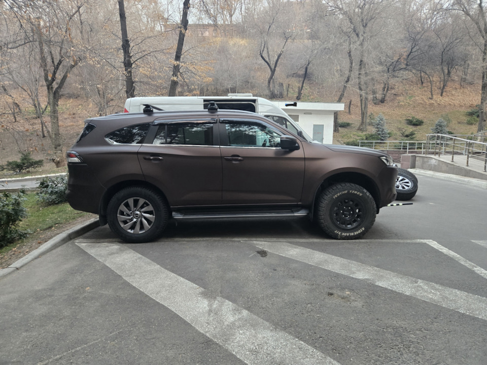 Интересно, насколько быстро сотрутся шипы при такой зиме. — Isuzu MU-X (2G)