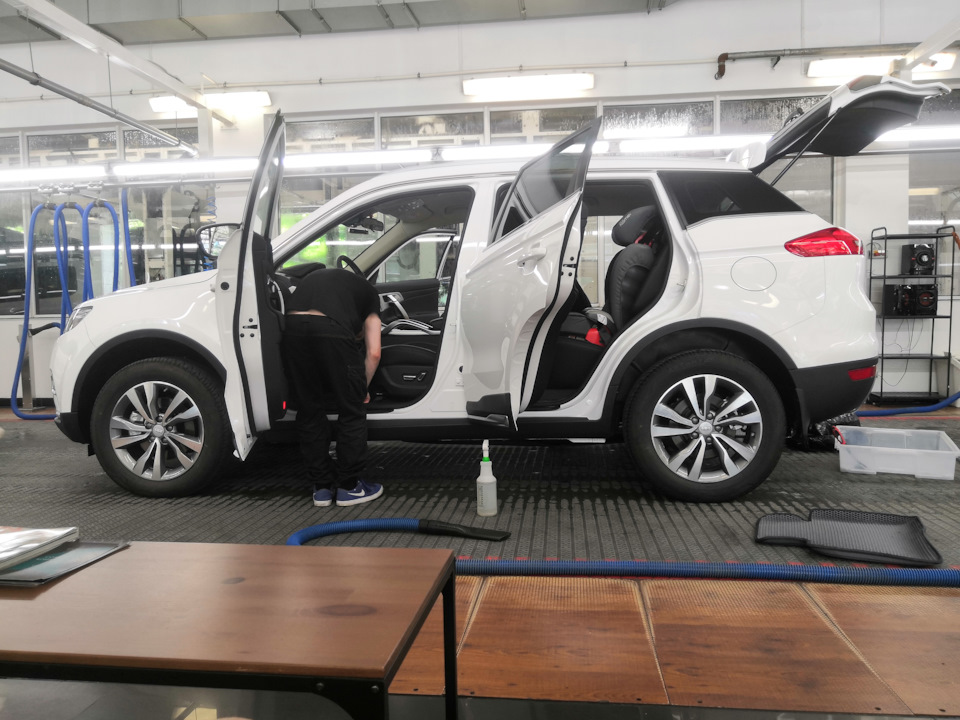 за стеклами находится второй тоннель где моют машины. — Geely Atlas (1G)