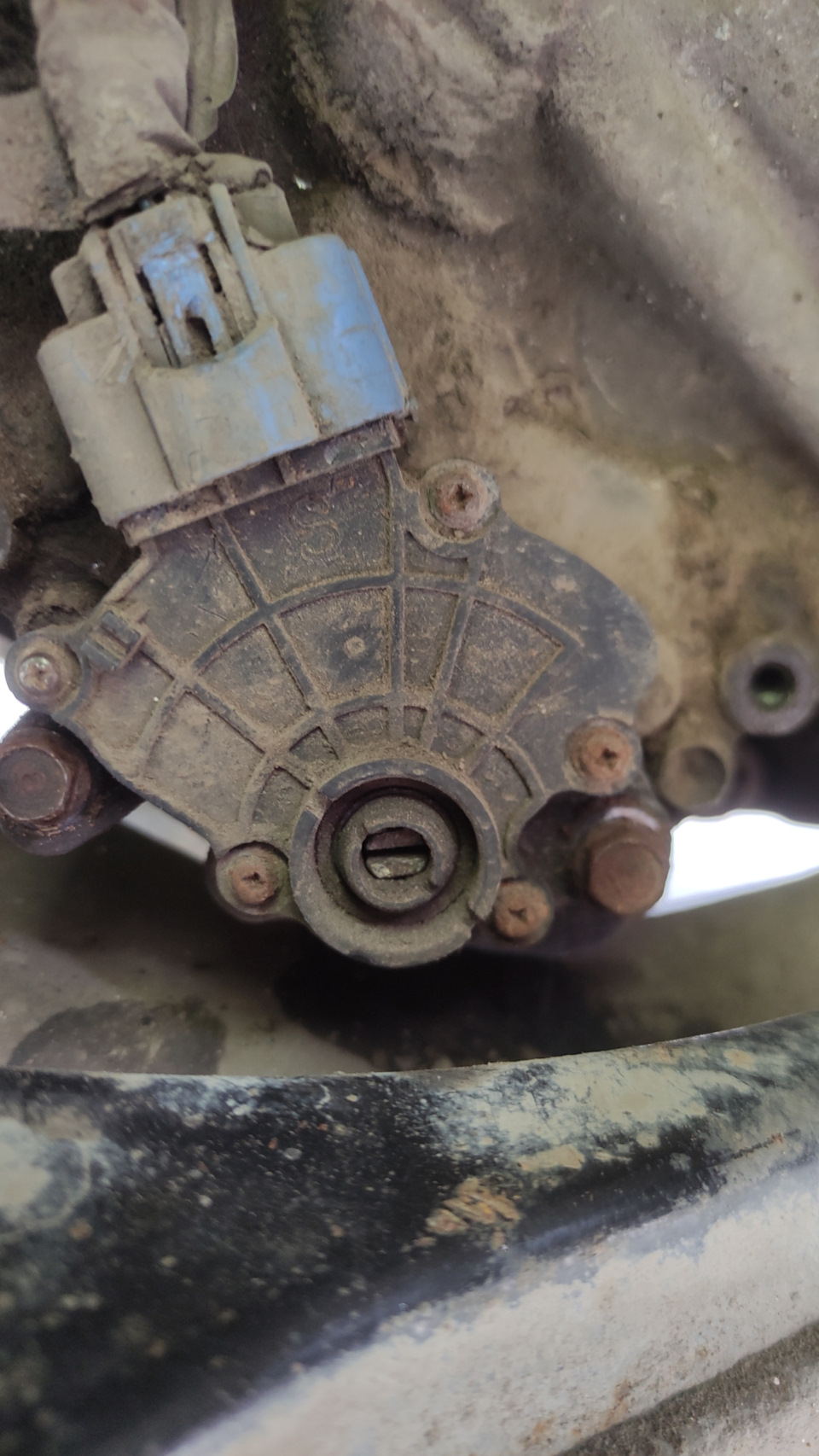 Полез под правое колесо. — Honda Civic Hatchback (7G)