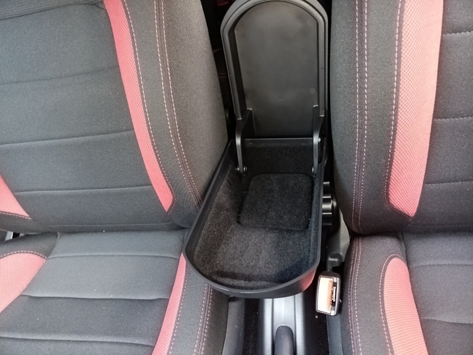 И закрываем монтажный узел крышкой с карпетом — Lada Гранта Drive Active