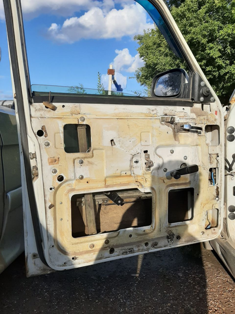 Опускаем стекло вниз(в нашем случае руками, подкручивая ручку) — GAZ 3110