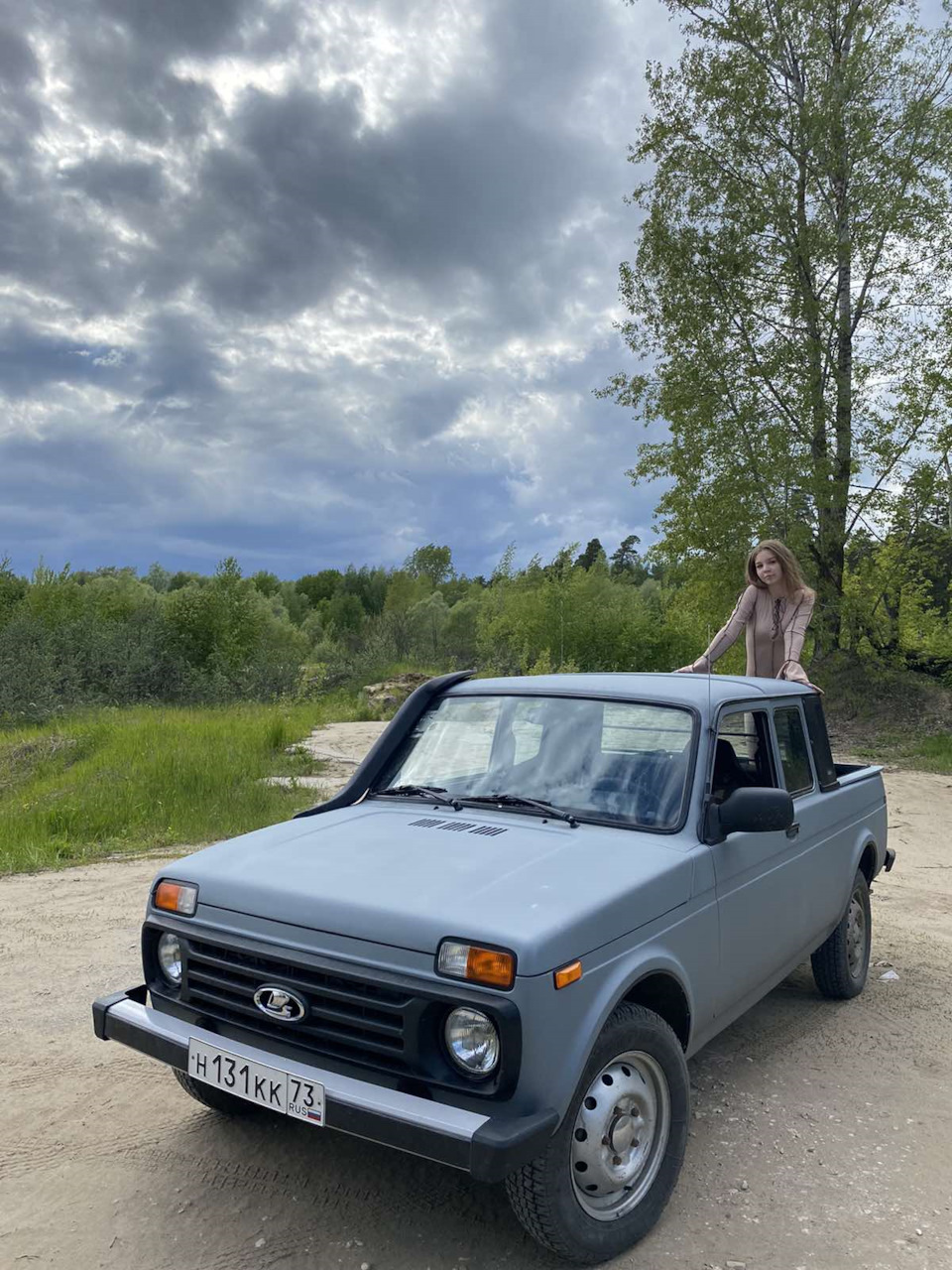 Дочь позирует — Lada 2329