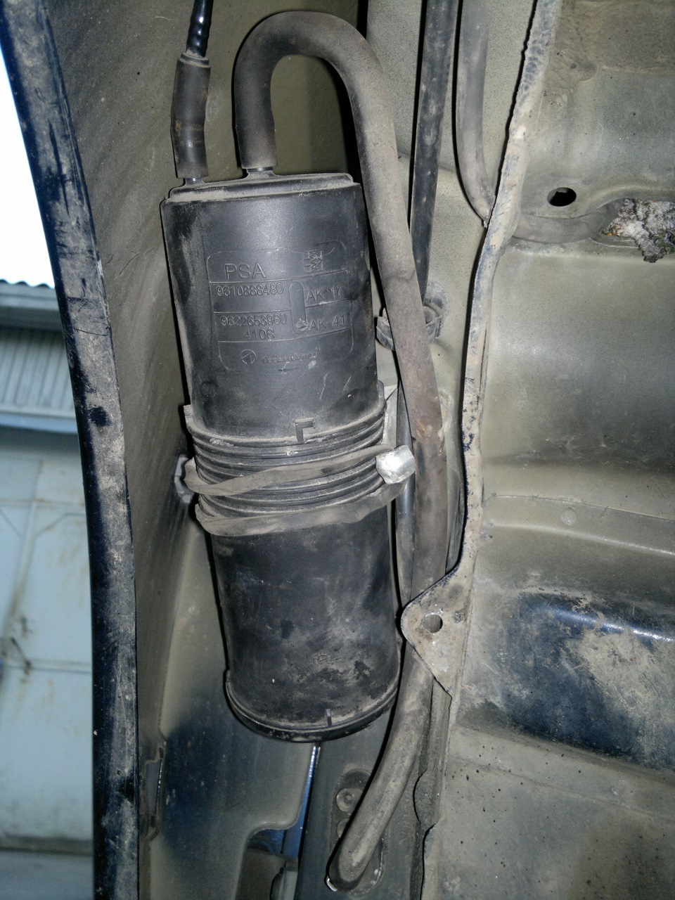 Видимо это для паров бензина. — Peugeot 406. Запчасти на фото: 9610888480