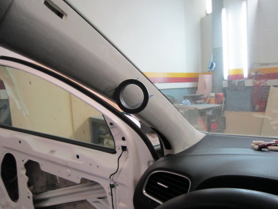 решили пищалки поставить в стойки. — Volkswagen Golf Mk6