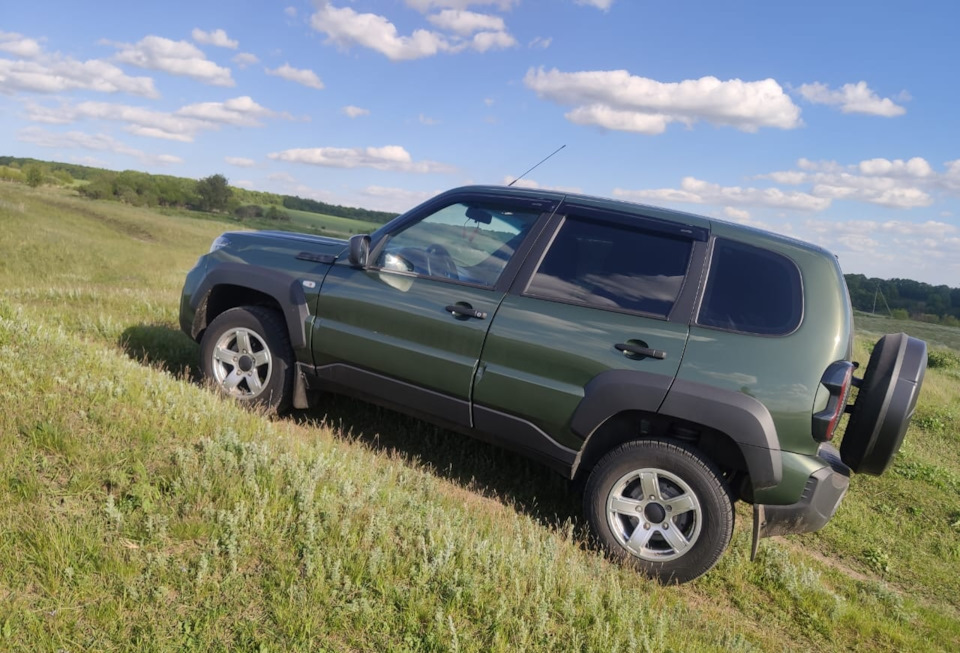 В полях — Lada Niva Travel