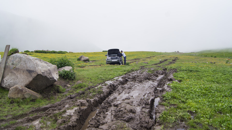 Патриот вперед вытащить не смогли, поэтому тянули его назад))) — Lada 4x4 3D