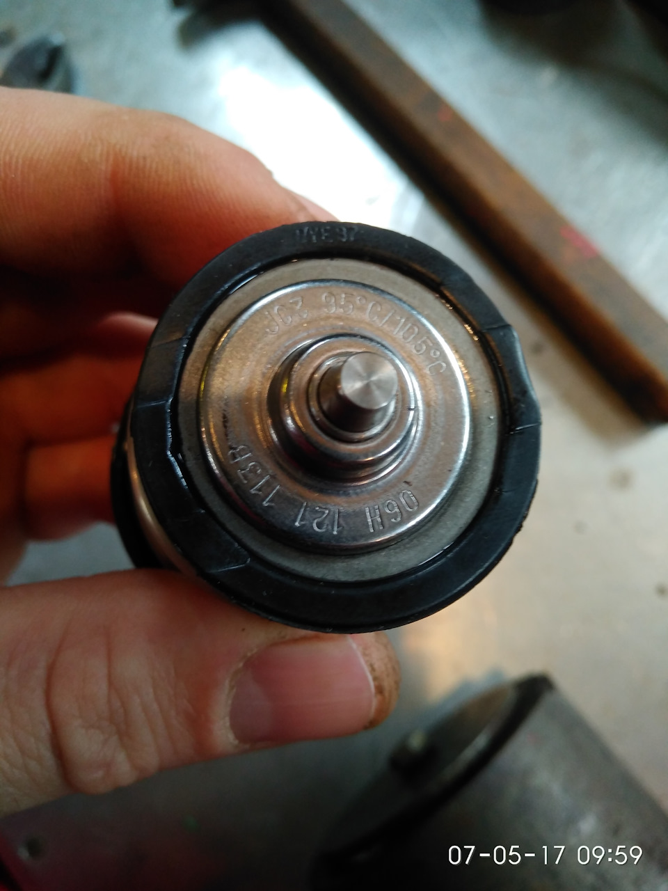 термостат — Volkswagen Passat B6. Запчасти на фото: 051709