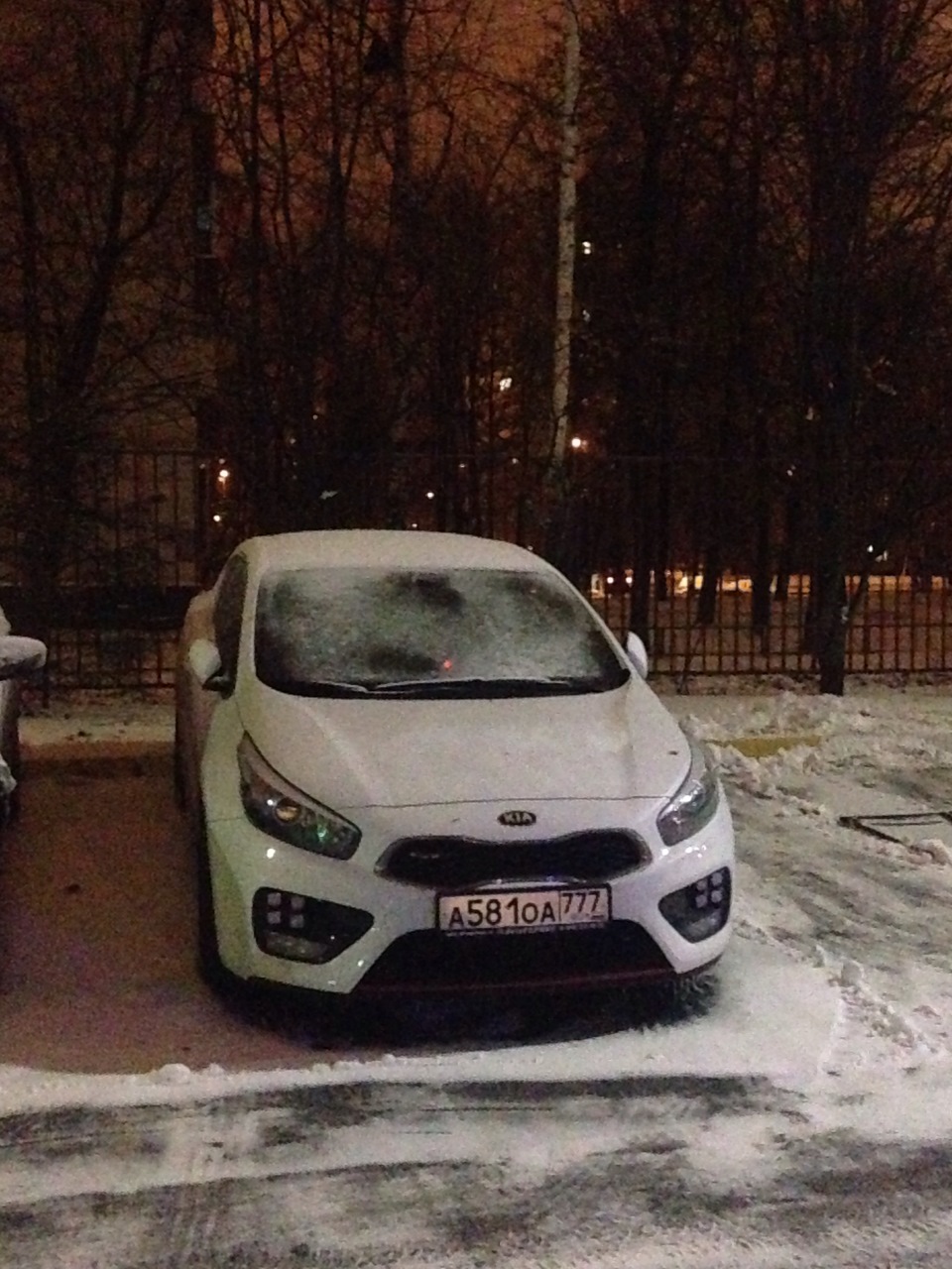 Стоит грязненький и в снежочке перед поездкой в Автомир❄️ — KIA Pro_Ceed GT