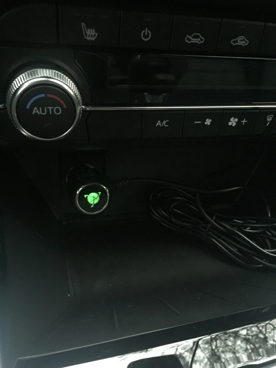 Светится в прикуривателе — Mazda CX-5 (2G)