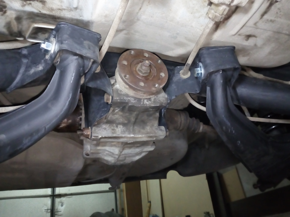 Здесь будет регулироваться развал. Вполне удобно. — Ford Sierra