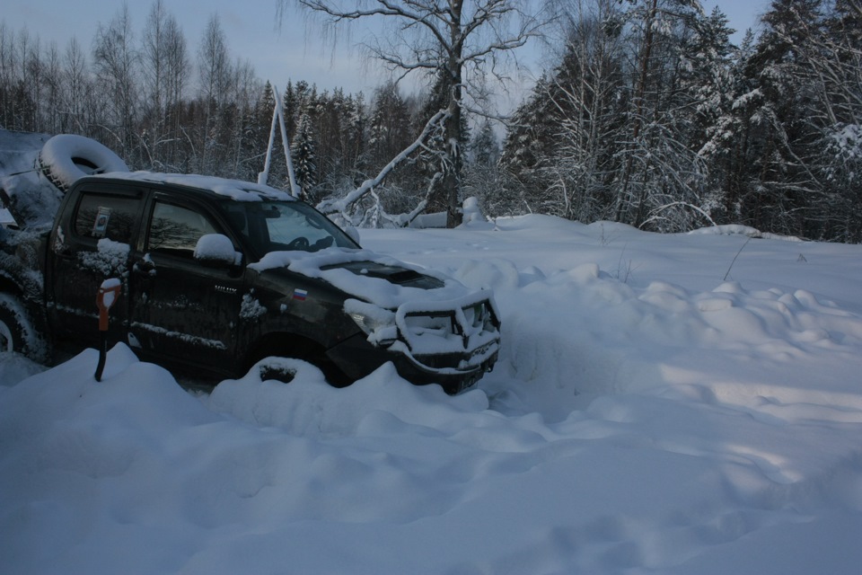 35е колесо под снегом почти не видно. Надо ставить 38! — Toyota Hilux (7G)