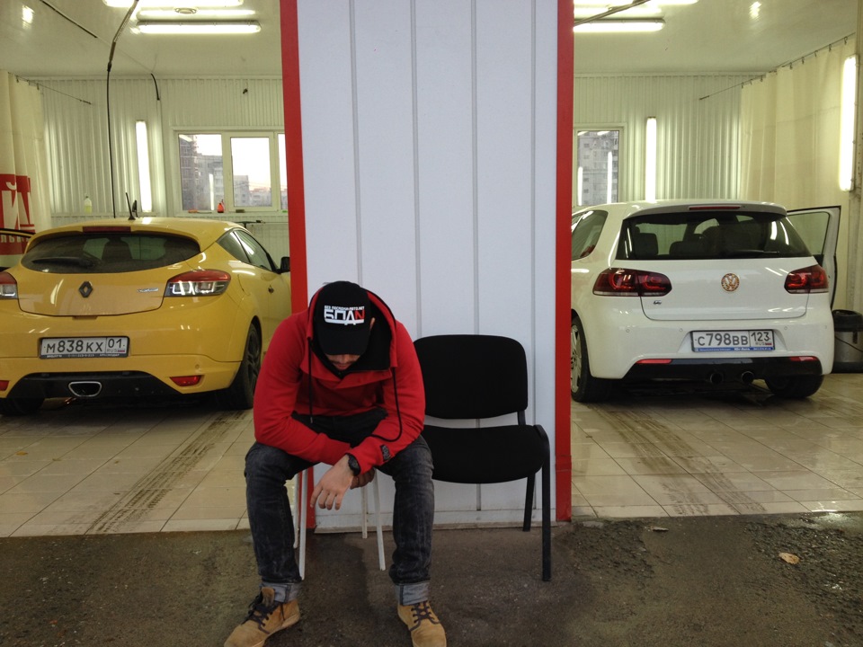 кепка на месте — Volkswagen Golf R Mk6
