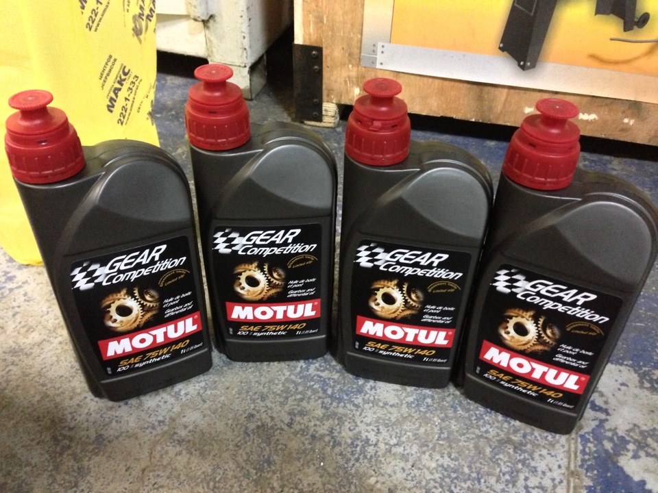 Масло Motul 75w140 — Lada 21106. Запчасти на фото: 1201601