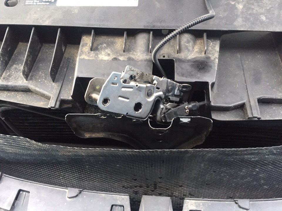 Замок капота вынят. — Volkswagen Tiguan (1G)