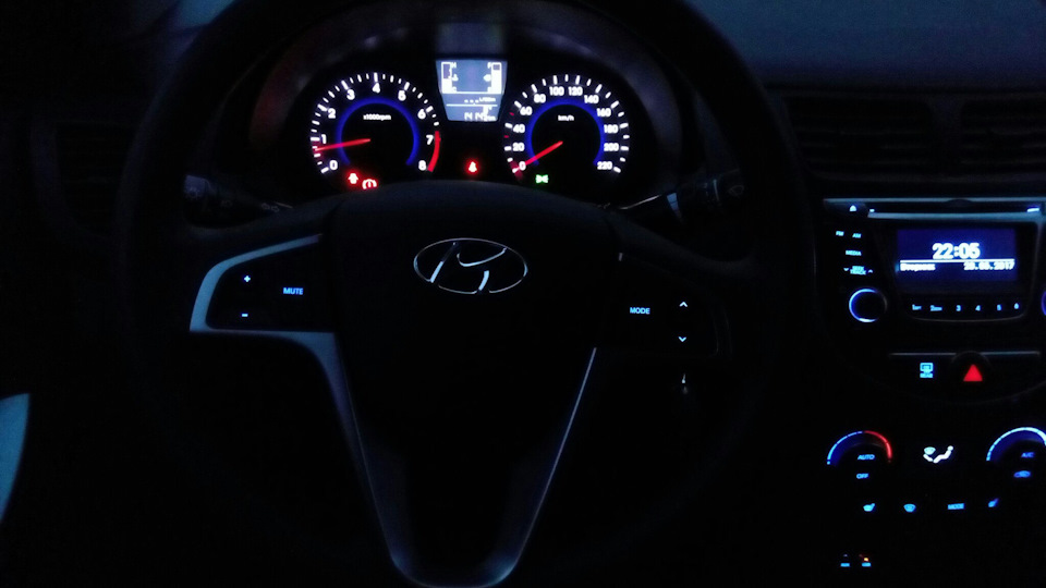 Вечернее фото подстветки кнопок на мультируле — Hyundai Solaris (1G)