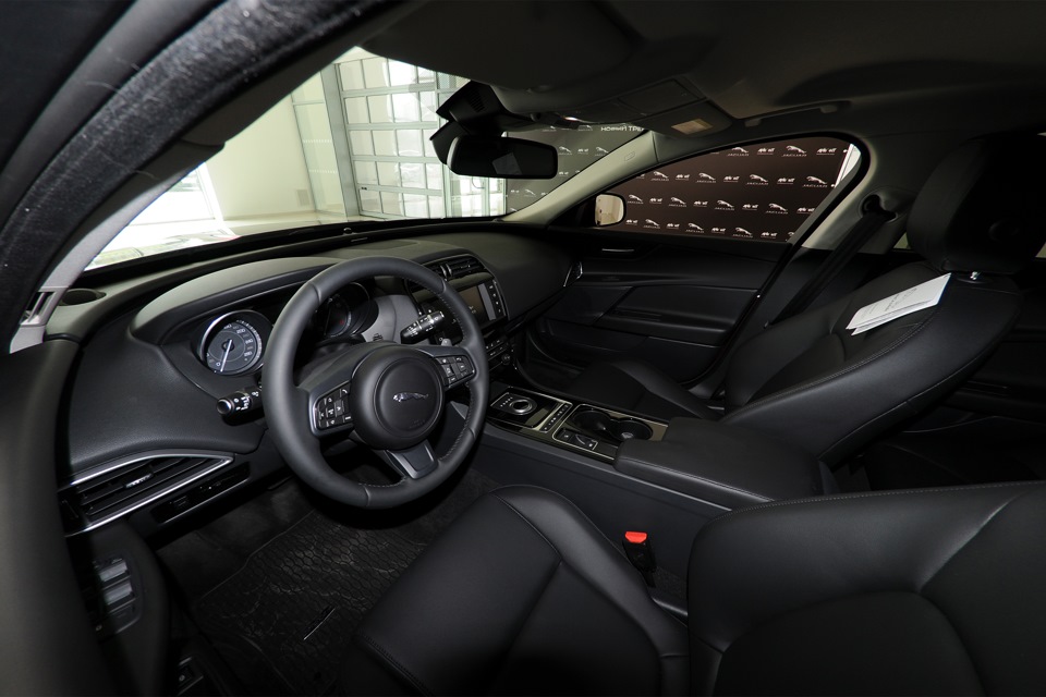 Кокпит XЕ. Всё уже попроще и в формах и в материалах. — Volvo S60 (2G)