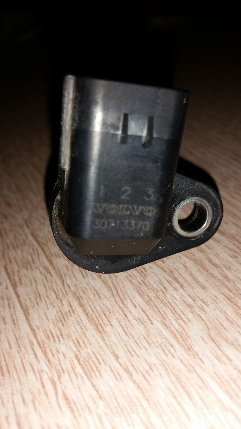 30713370 каталожный номер стоявшего датчика — Volvo S60 (1G). Запчасти на фото: 30713370