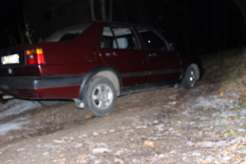 во дворе) — Volkswagen Jetta II