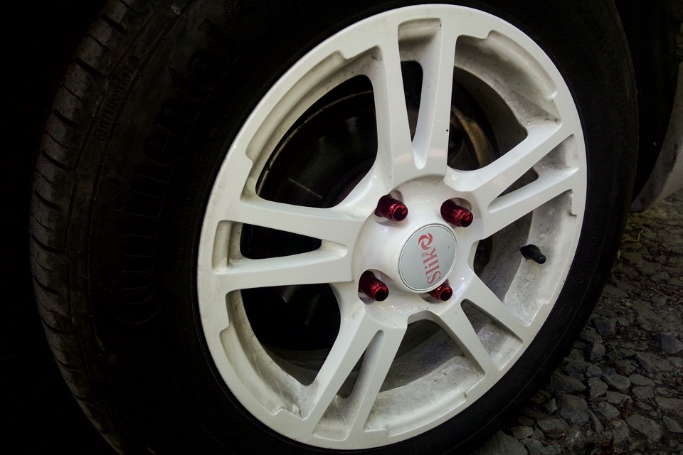 Передние правое колесо с новыми гайками — Toyota Corolla (110)