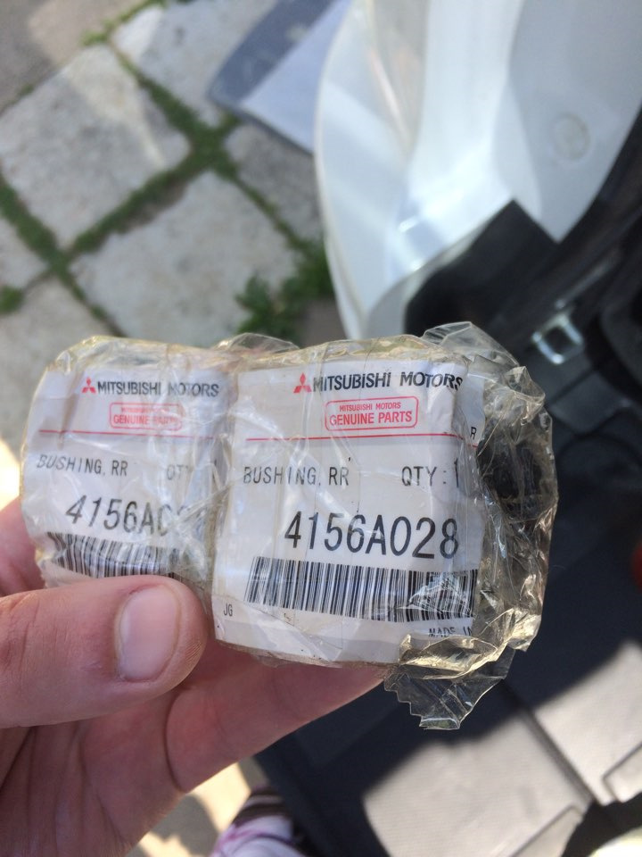 Фото в бортжурнале Mitsubishi Outlander XL. Запчасти на фото: 4156A028